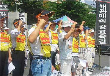 충남시민사회단체 소속회원들이 1일 오후 도교육청앞에서 강교육감의 사퇴를 촉구하는 걷기대회 발대식을 거행하고 있다. 